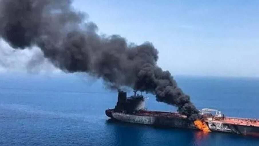 Йемен нанёс ракетный удар по саудовскому танкеру в Красном море